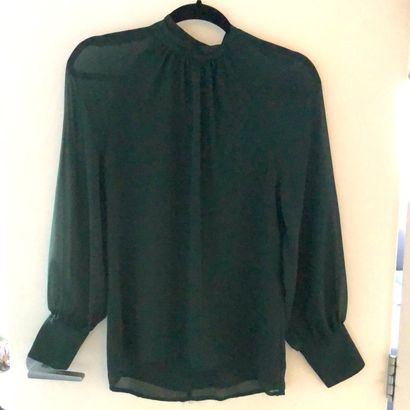 Dynamite top in forest green colour. Sleeves are sheer. Size Xs. - Picture 2 of 5